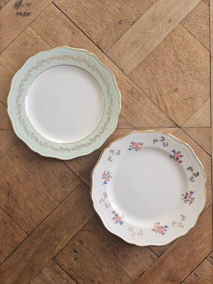 Mix and match de 2 modèles d’assiettes plates vintage. Style shabby chic. L’amandinoise. Décor vert d’eau, petites fleurs et dorure.