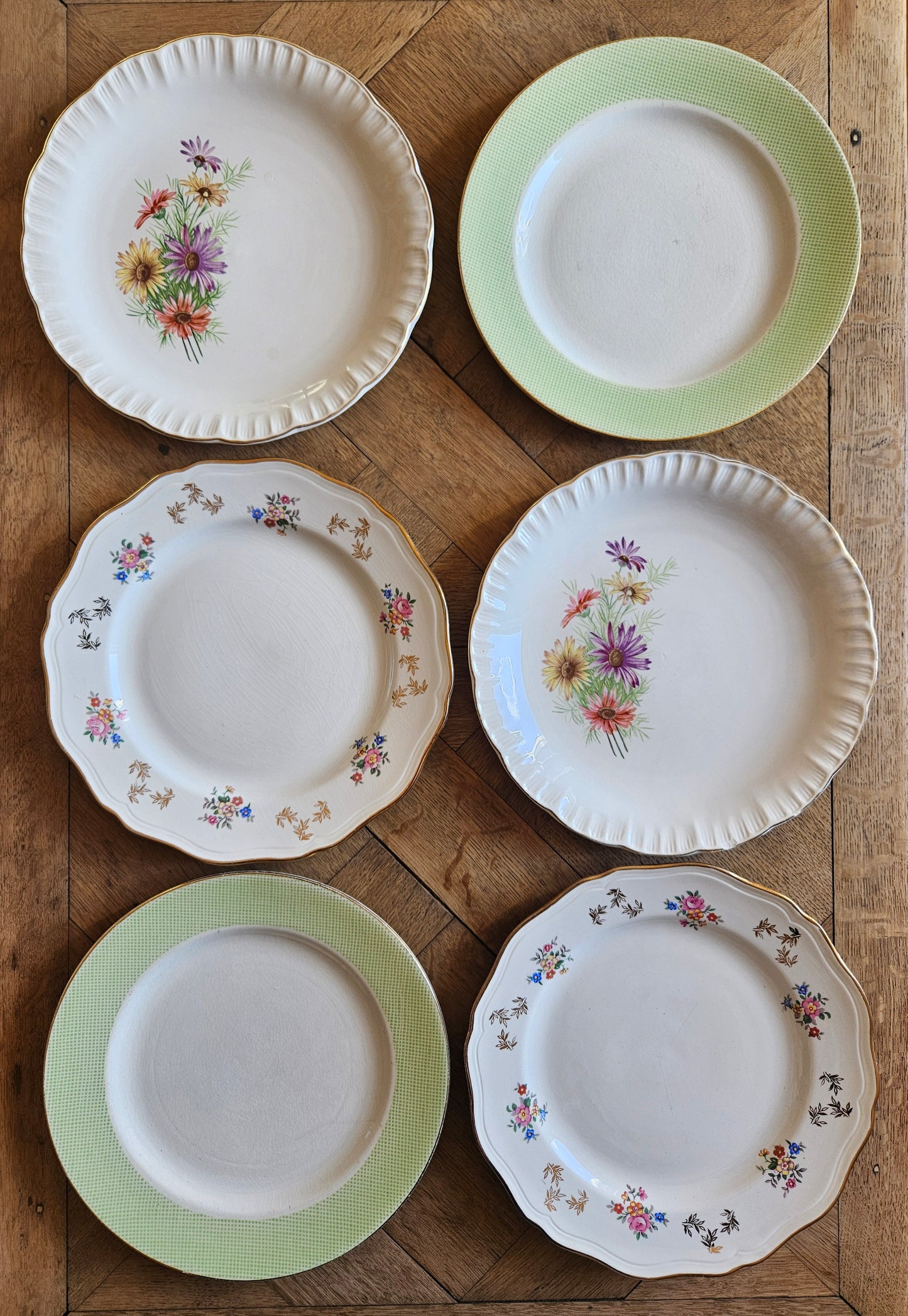 Set d’assiettes plates dépareillées au style printanier. Fleurs, liseré vert pomme. Digoin, L’Amandinoise, St Amand.