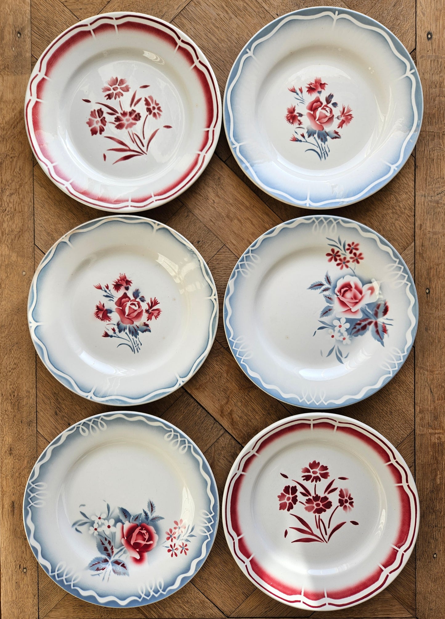 Mix and match de 6 assiettes plates vintage.
Décors rouges et bleus. Digoin, Olga et Nina Rosa.Fenal Badonviller aux fleurs rouges.
Style rétro pour une table vintage.