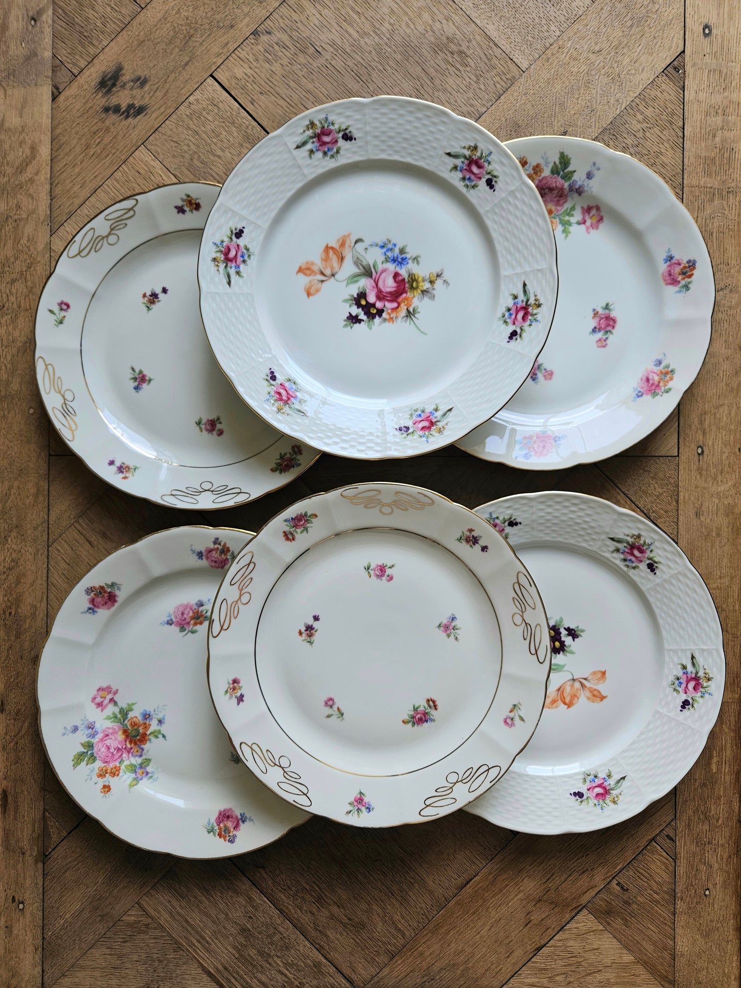 Assiettes plates dépareillées porcelaine, shabby chic