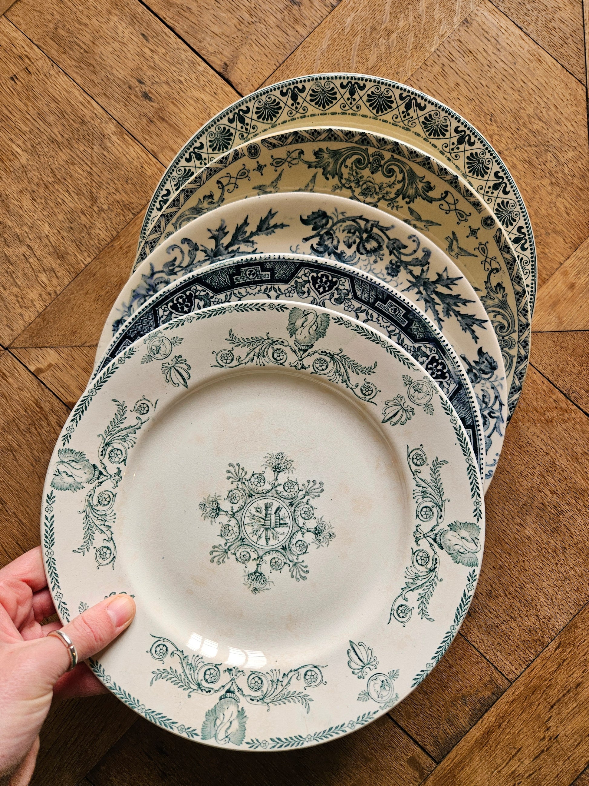 Mix de 5 modèles d’assiettes plates anciennes dépareillées en terre de fer. Salins, Longwy, St Amand et Hamage, K&G Lunéville. Ironstone.