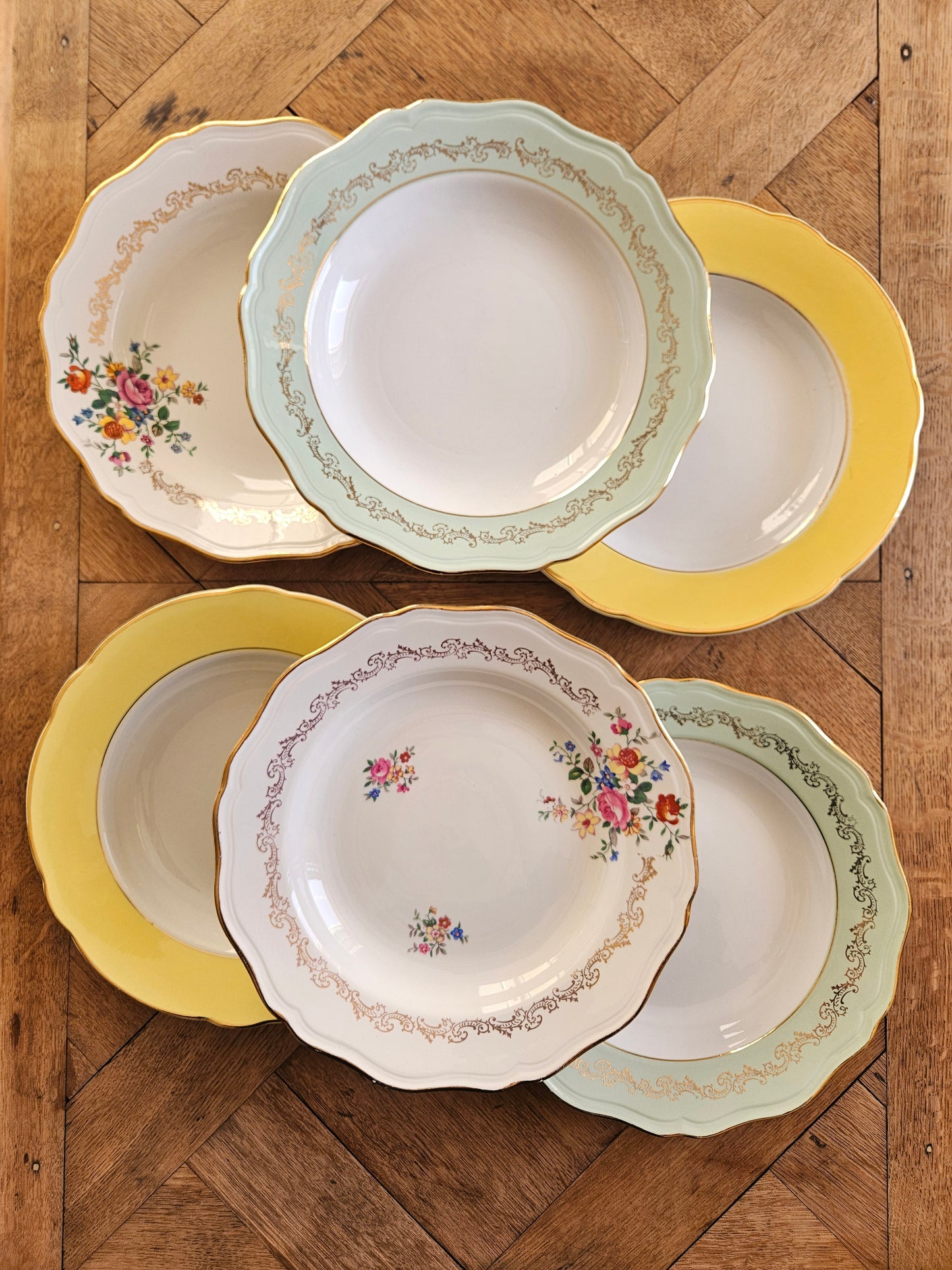 Mix de 6 assiettes creuses vintage dépareillées. 
Liserés vert mint et jaune, fleurs et dorure. Style shabby chic. K&G Lunéville et L’Amandinoise.