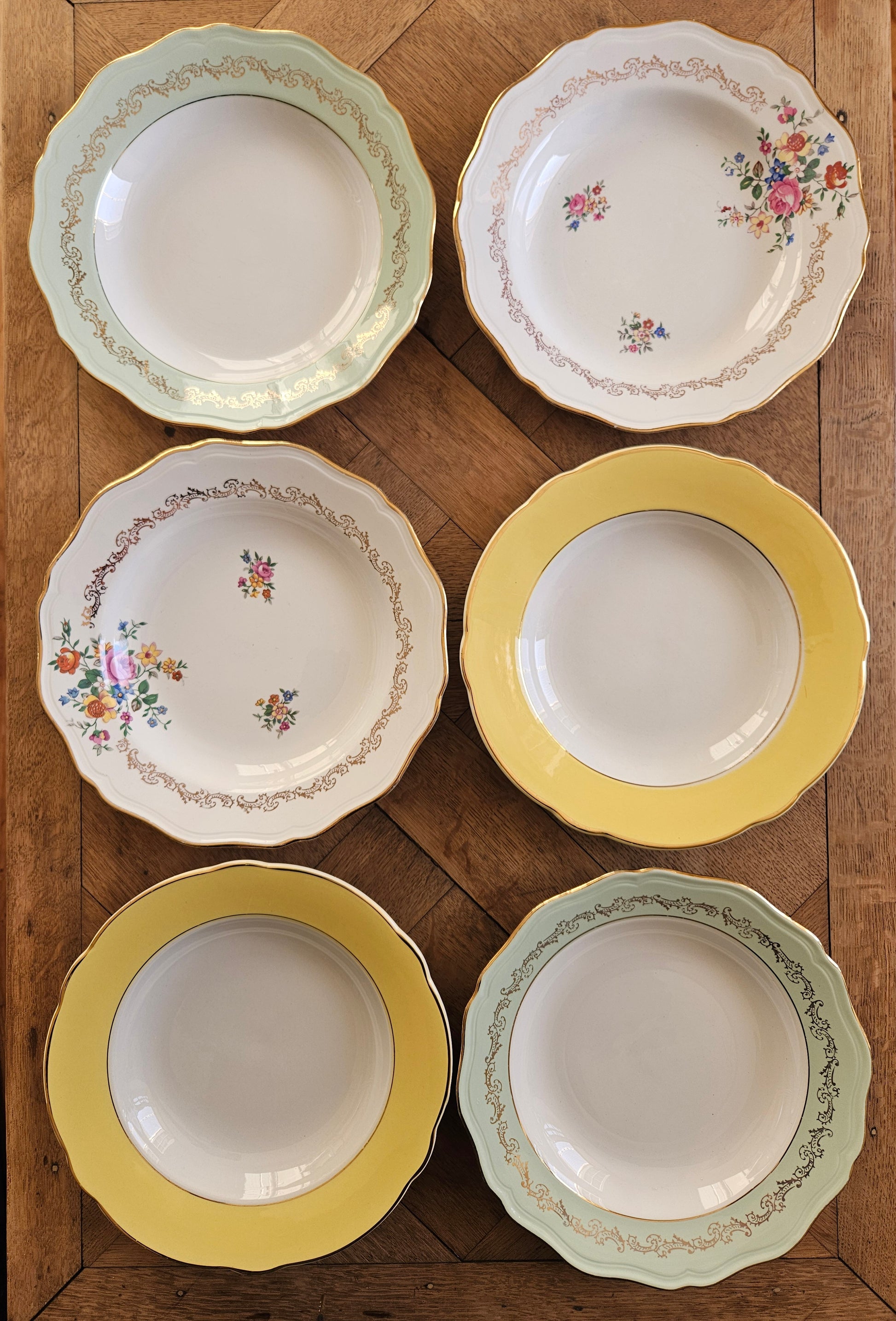 Mix and match de 6 assiettes creuses vintage.
Liserés vert mint et jaune, fleurs et dorure. Style shabby chic. K&G Lunéville et L’Amandinoise.
