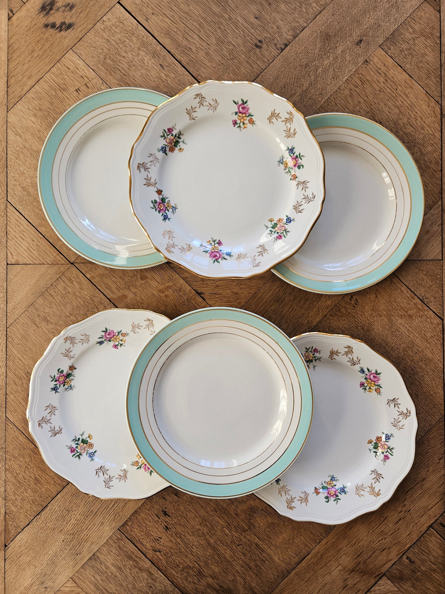 Assortiment de 6 assiettes à dessert vintage style shabby chic. Petites fleurs, vert mint et dorure. K&G Lunéville et L’Amandinoise. 