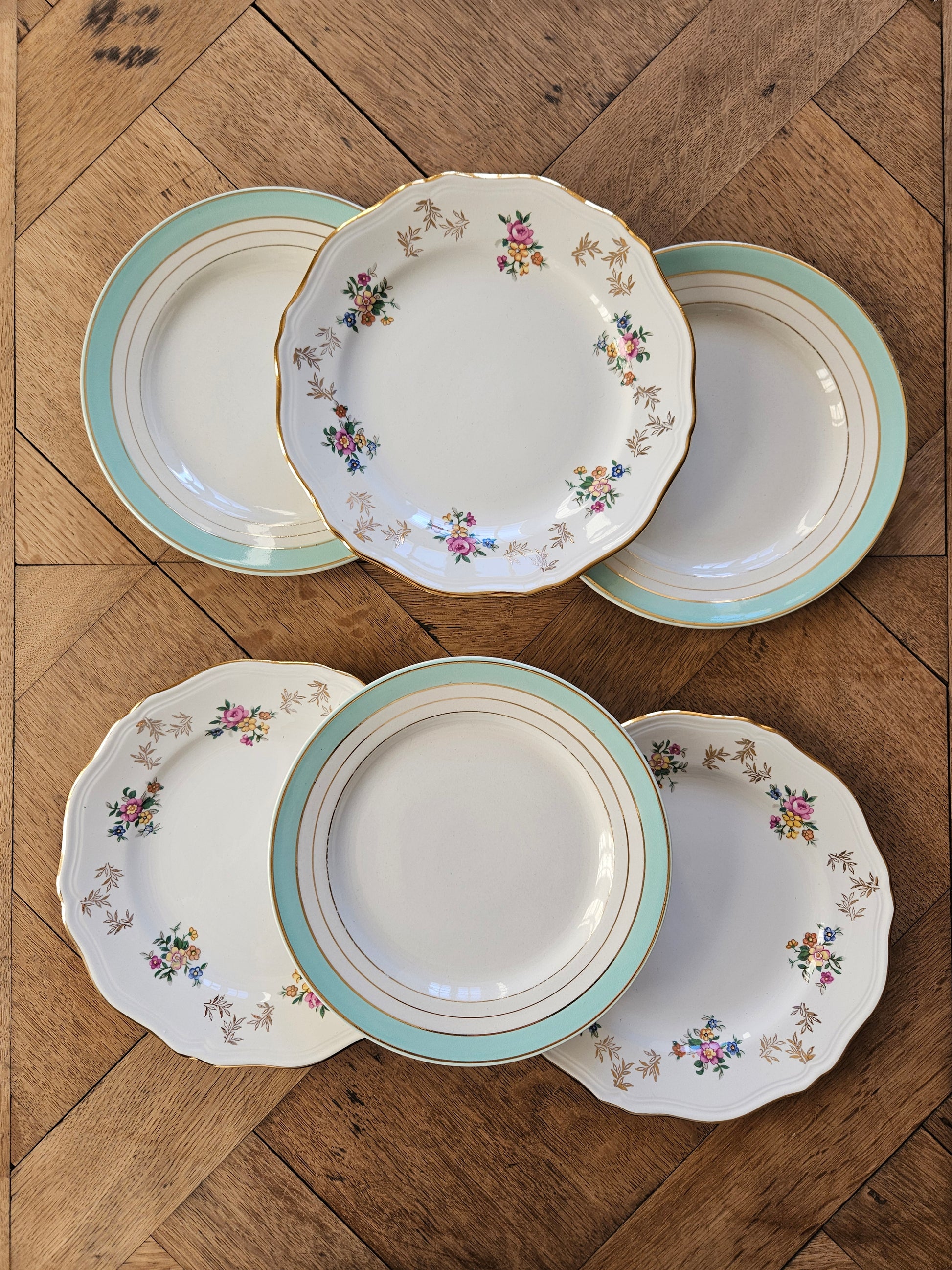 Assortiment de 6 assiettes à dessert vintage style shabby chic. Petites fleurs, vert mint et dorure. K&G Lunéville et L’Amandinoise. 