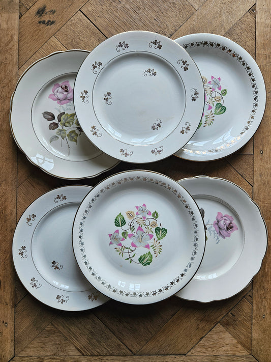Assiettes plates dépareillées, fleurs et dorure