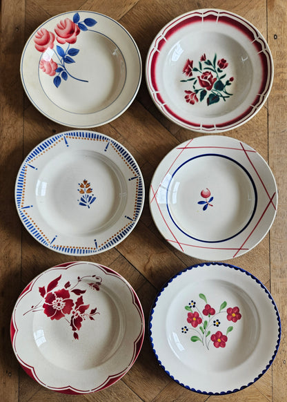 Mix and match assiettes creuses vintage décors bleu rouge. Manufactures françaises Salins Gien HBCM et Badonviller. Style rétro. 