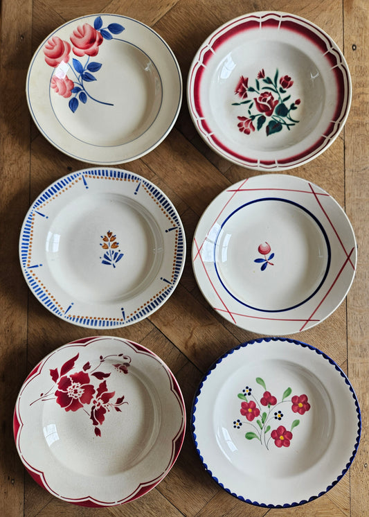 Mix and match assiettes creuses vintage décors bleu rouge. Manufactures françaises Salins Gien HBCM et Badonviller. Style rétro. 