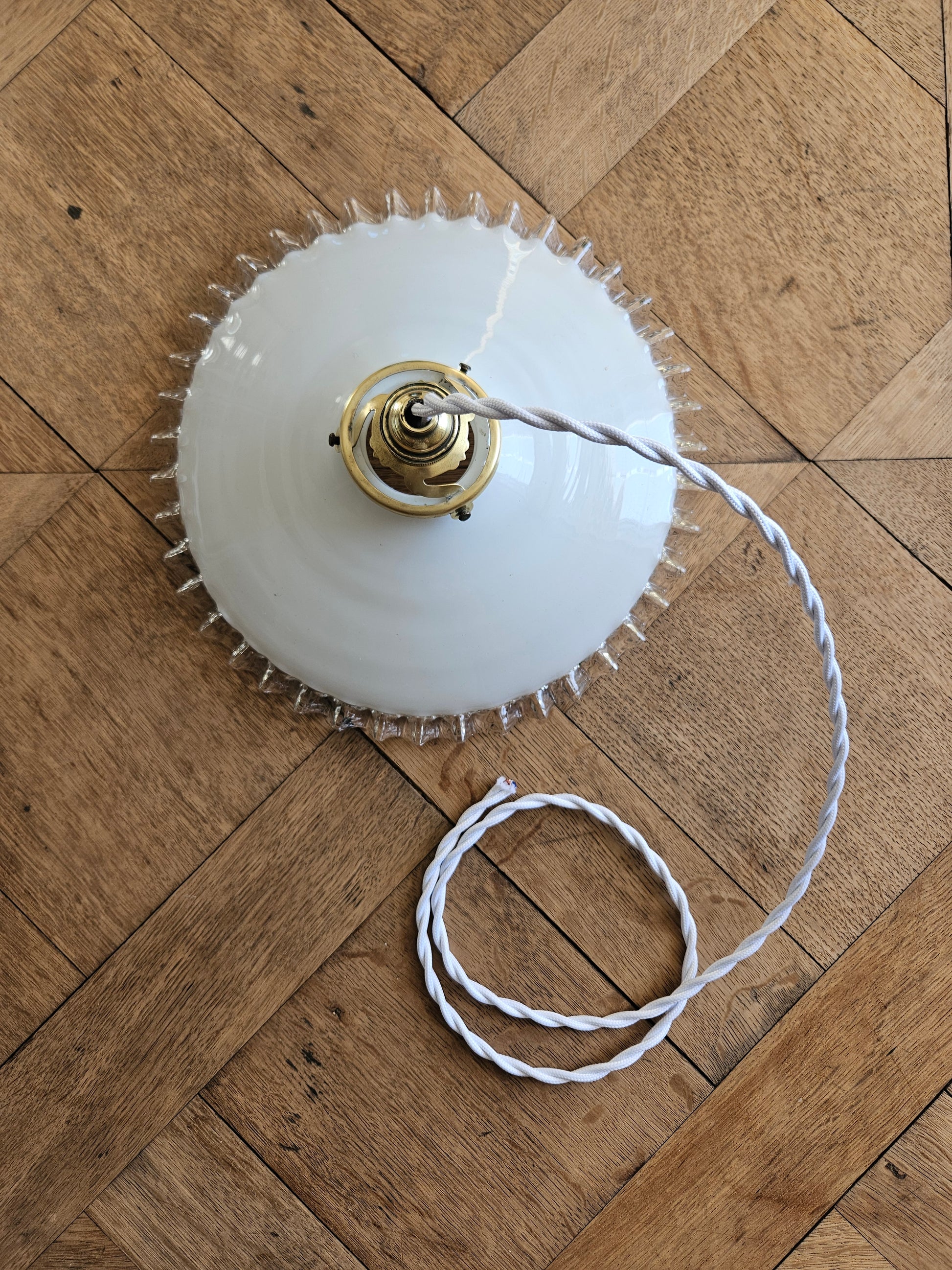 Suspension ancienne en opaline dentelée, griffe tulipe laiton et câble torsadé pour une déco d’intérieur vintage