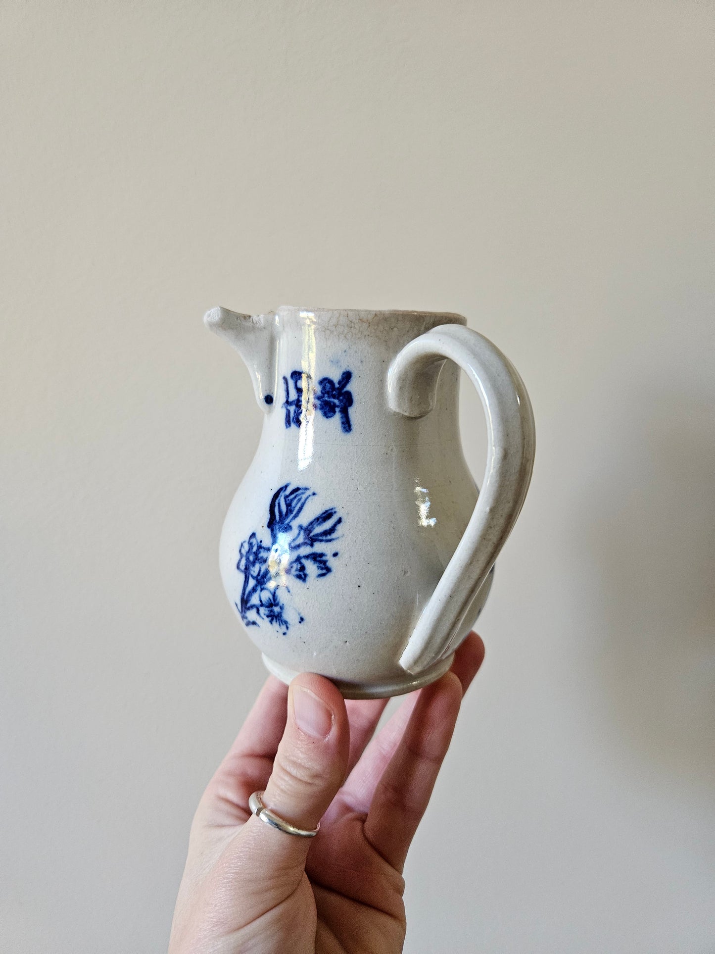 Petit pichet ou pot à lait ancien St Uze. Terre d’acier.