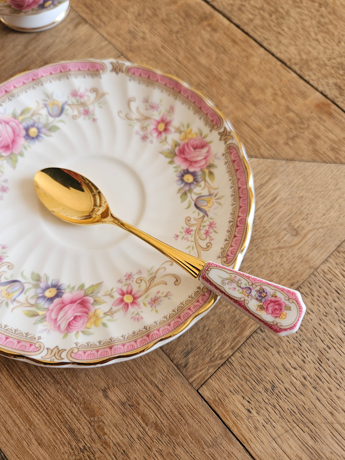 Petite cuillère manche en porcelaine style shabby chic décor rose