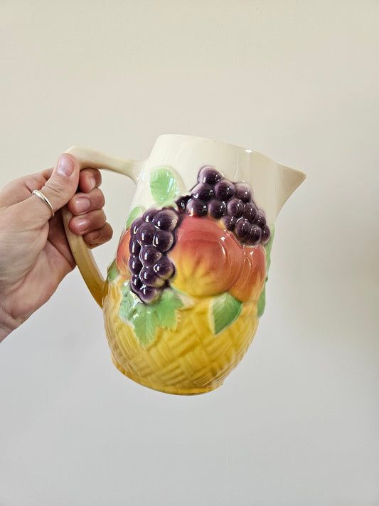 Pichet vintage en barbotine St Clément. 
Décor très coloré de fruits.