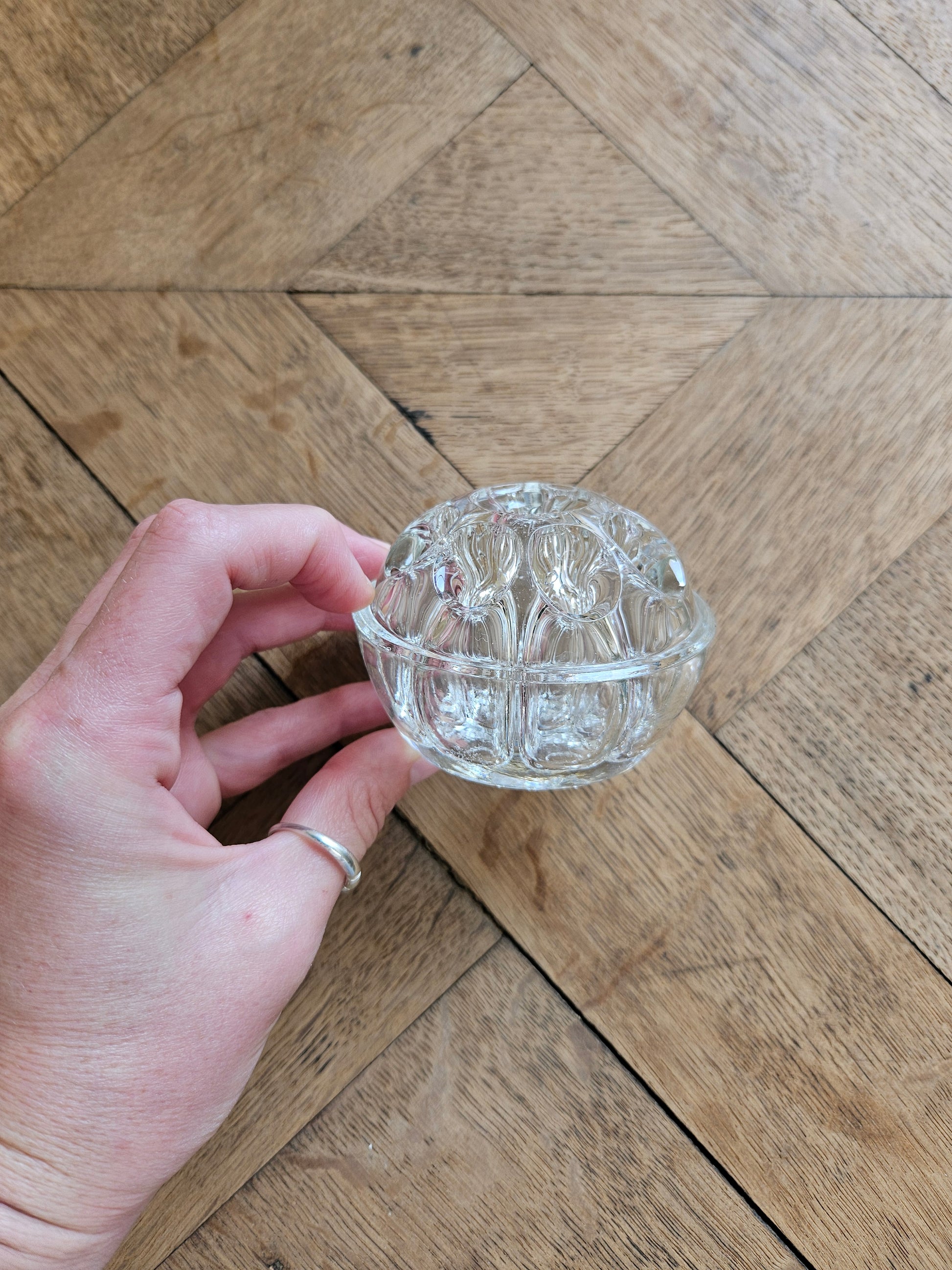 Pique fleurs vintage en verre, 9 trous