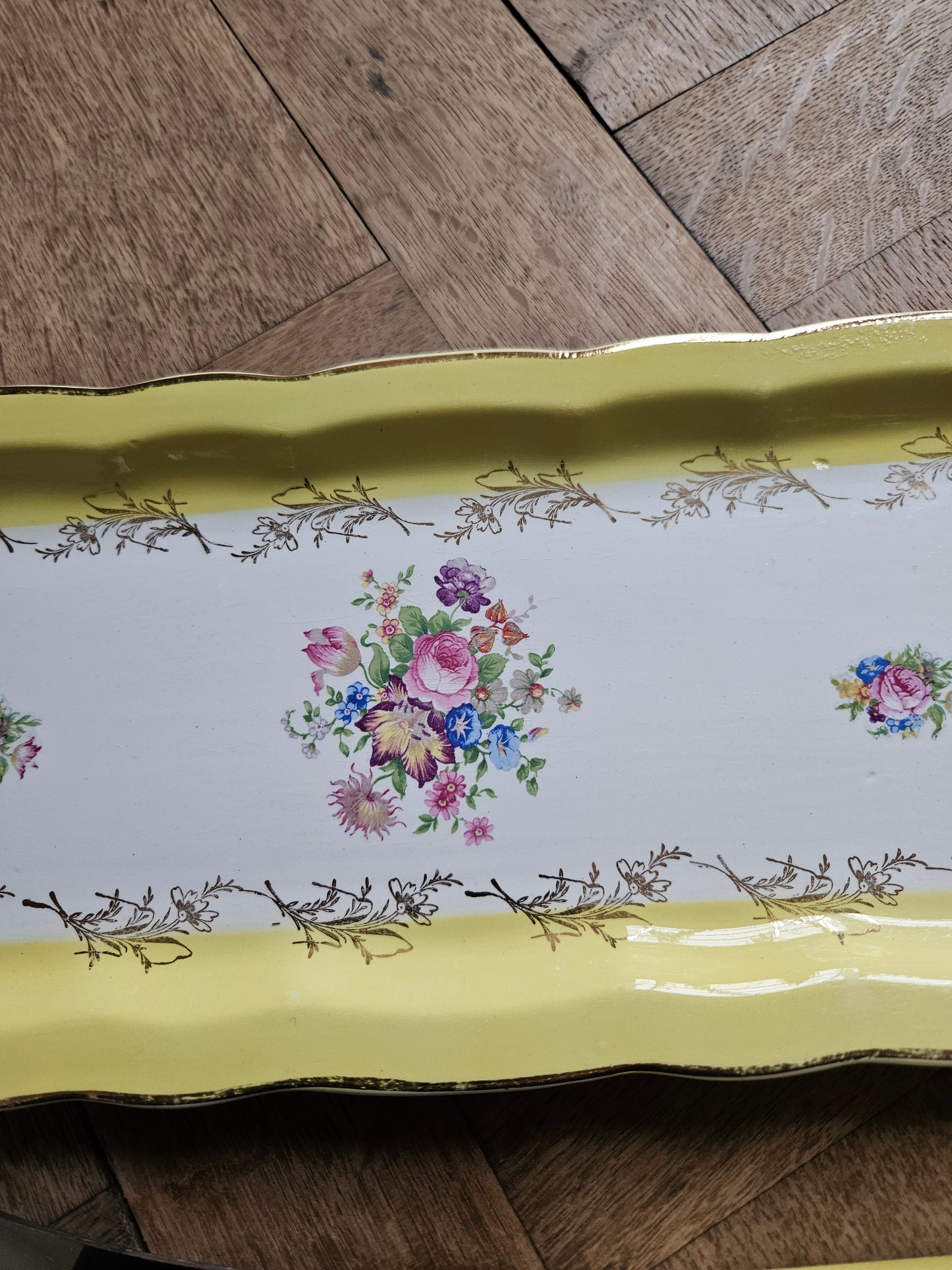 Ancien plat à cake digoin et Sarreguemines décor jaune et fleuri. Pelle à tarte assortie.