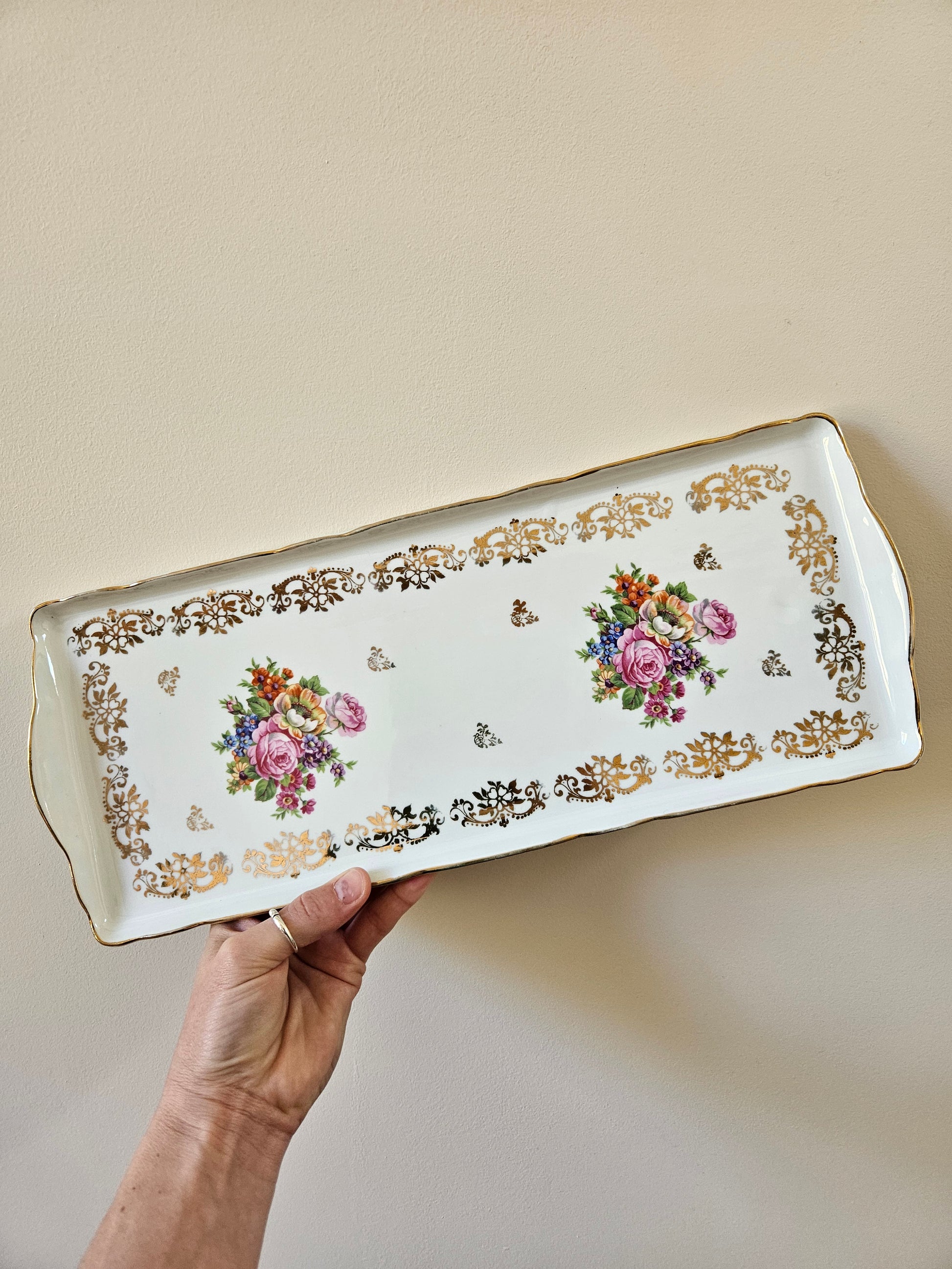 Plat à cake ancien en porcelaine. Décor de petites fleurs shabby chic.