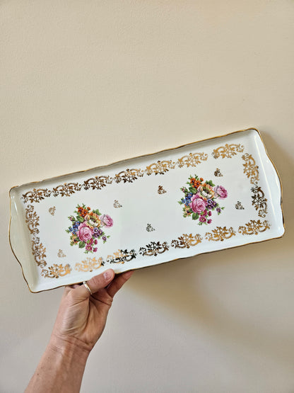 Plat à cake ancien en porcelaine. Décor de petites fleurs shabby chic.