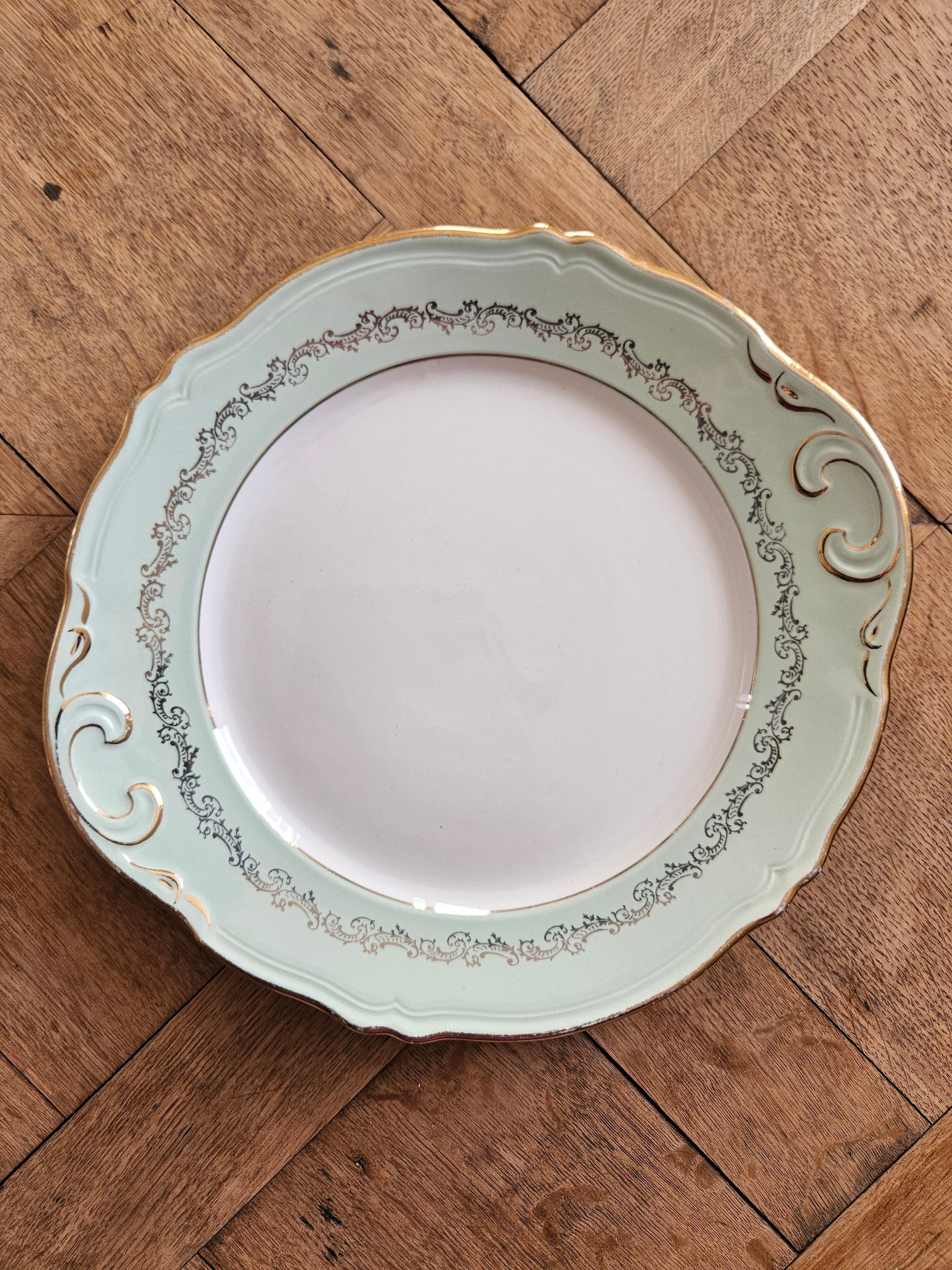 Élégant plat à gâteau ancien L’Amandinoise 9708. Décor vert d’eau et doré style shabby chic.