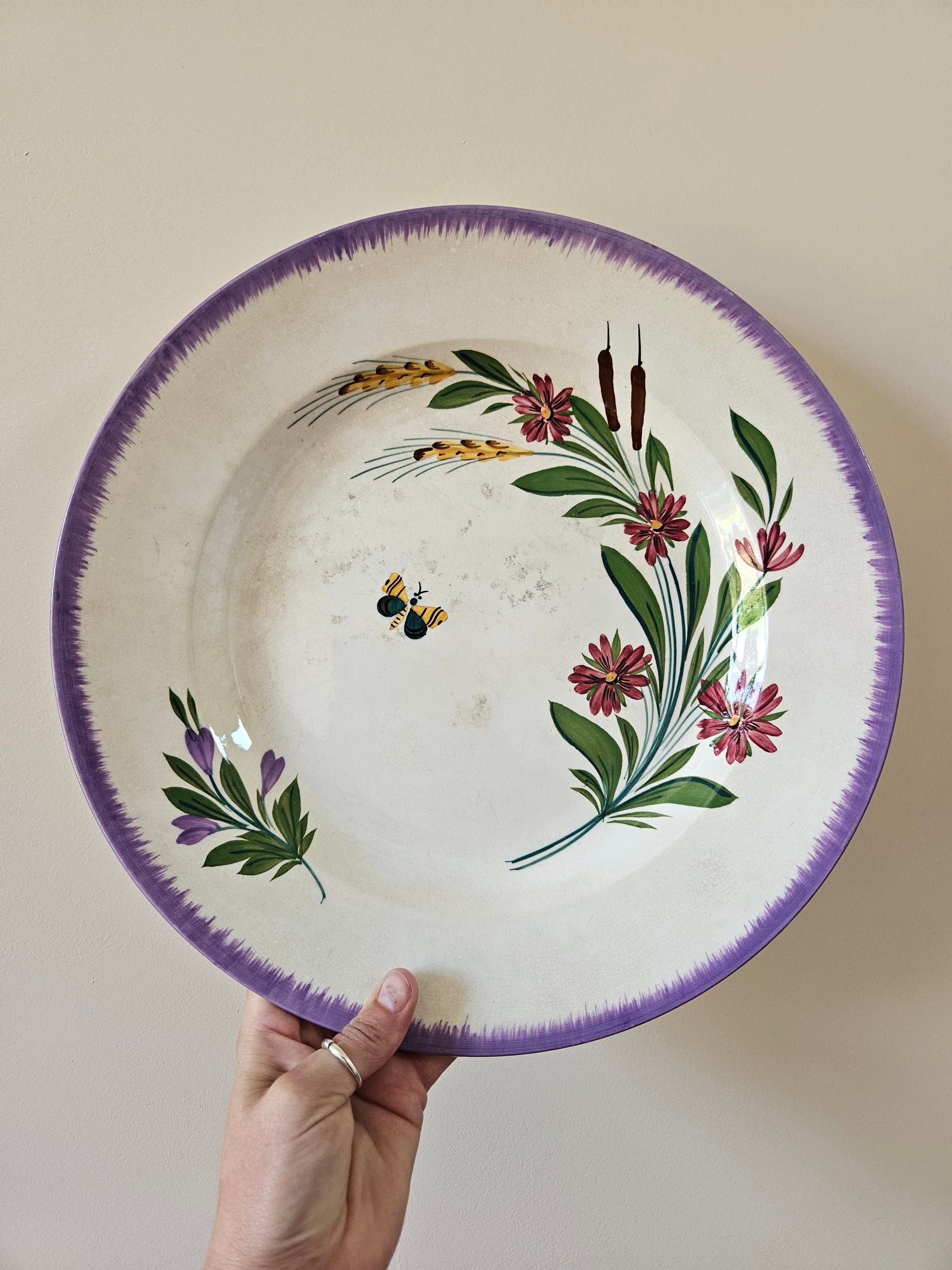 Grand plat ancien en porcelaine opaque de Sarreguemines. Décor floral et papillon, peint à la main.