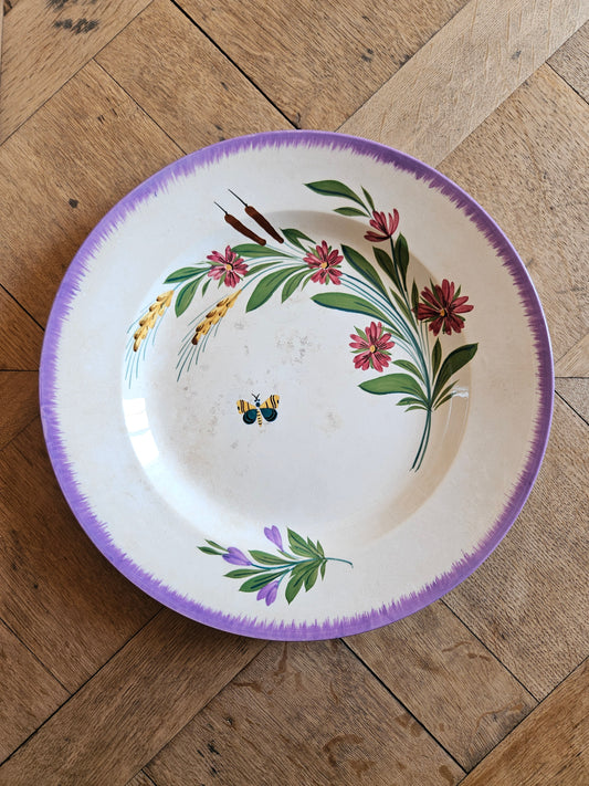 Grand plat ancien en porcelaine opaque de Sarreguemines. Décor floral et papillon, peint à la main.
