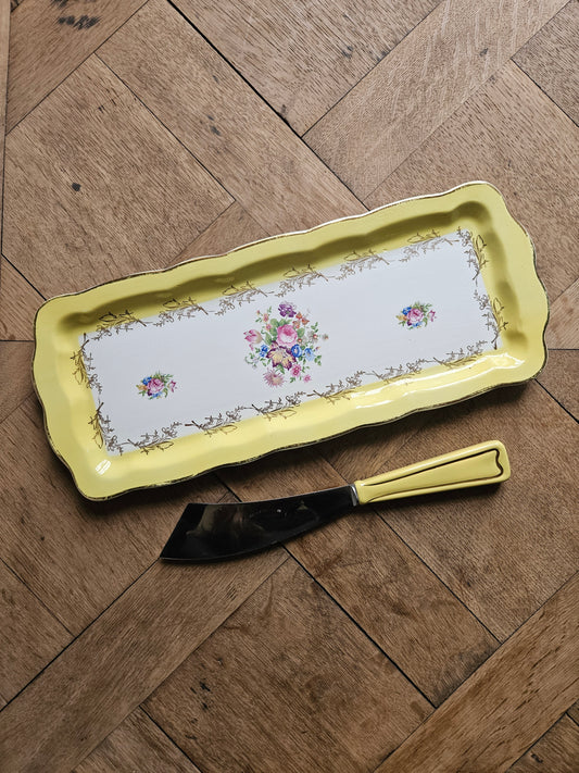 Ancien plat à cake Digoin et Sarreguemines. Pelle à tarte assortie manche céramique. Couleur jaune, décor fleuri.