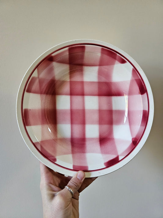 Plat creux vintage Faïencerie Nouvelle Givors, décor vichy rouge, à carreaux. Vaisselle vintage.