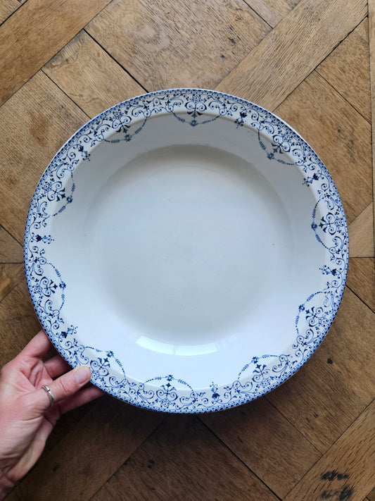 Grand plat creux ancien Hippolyte Boulenger Choisy-le-Roi, modèle Balzac. Terre de fer.
