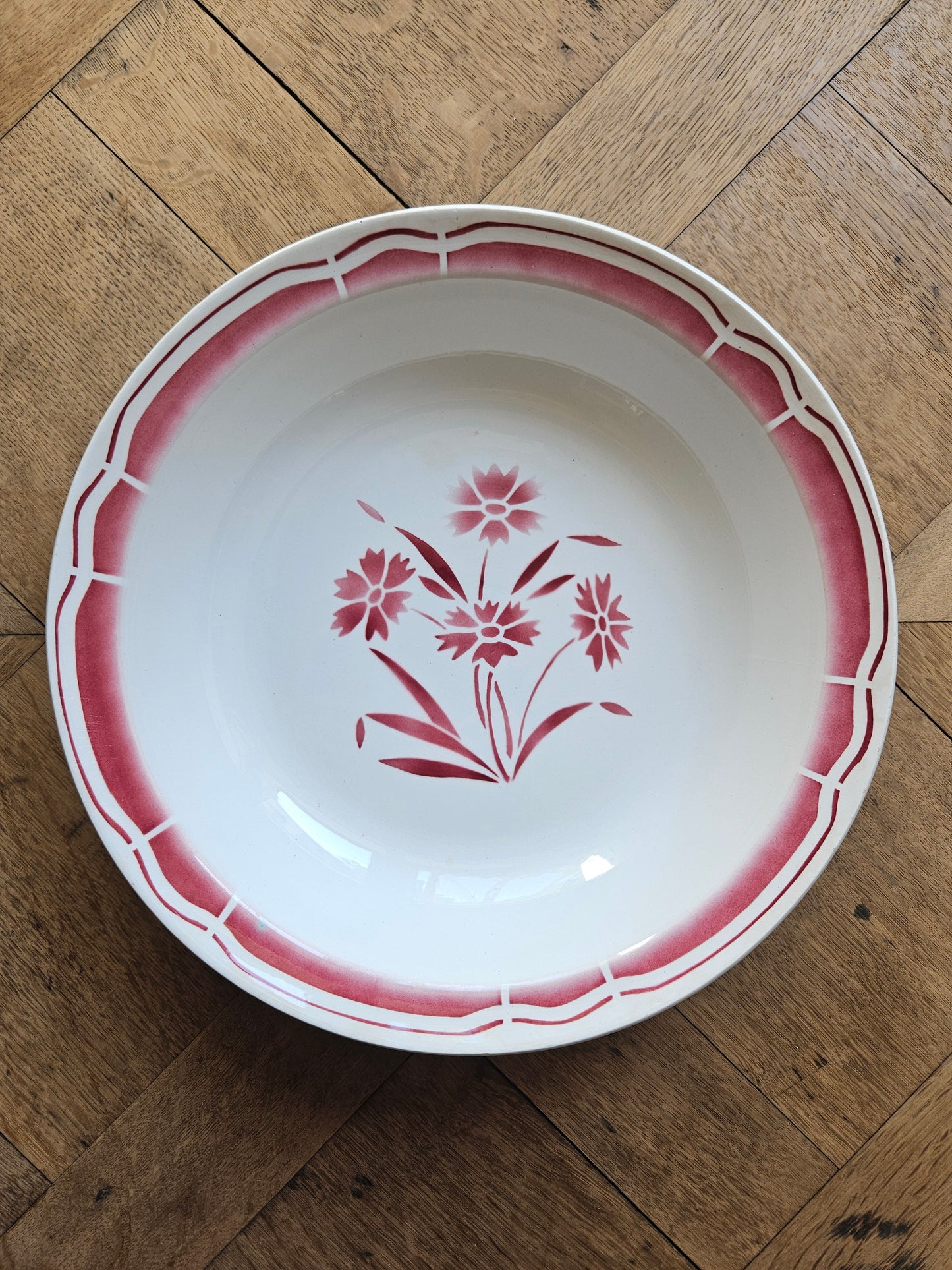 Plat creux vintage Fenal Badonviller décor fleuri rouge. Style rétro. 
