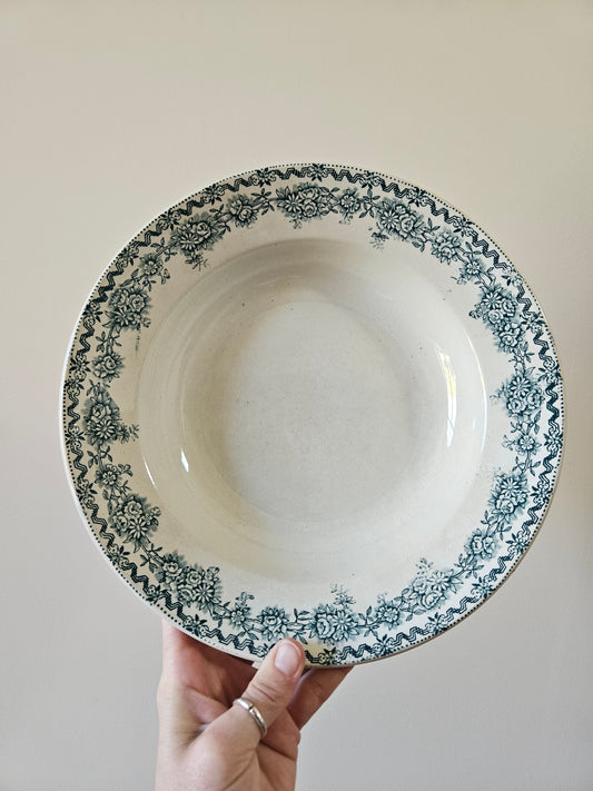 Plat creux ancien en terre de fer. St Amand modèle Argenton.