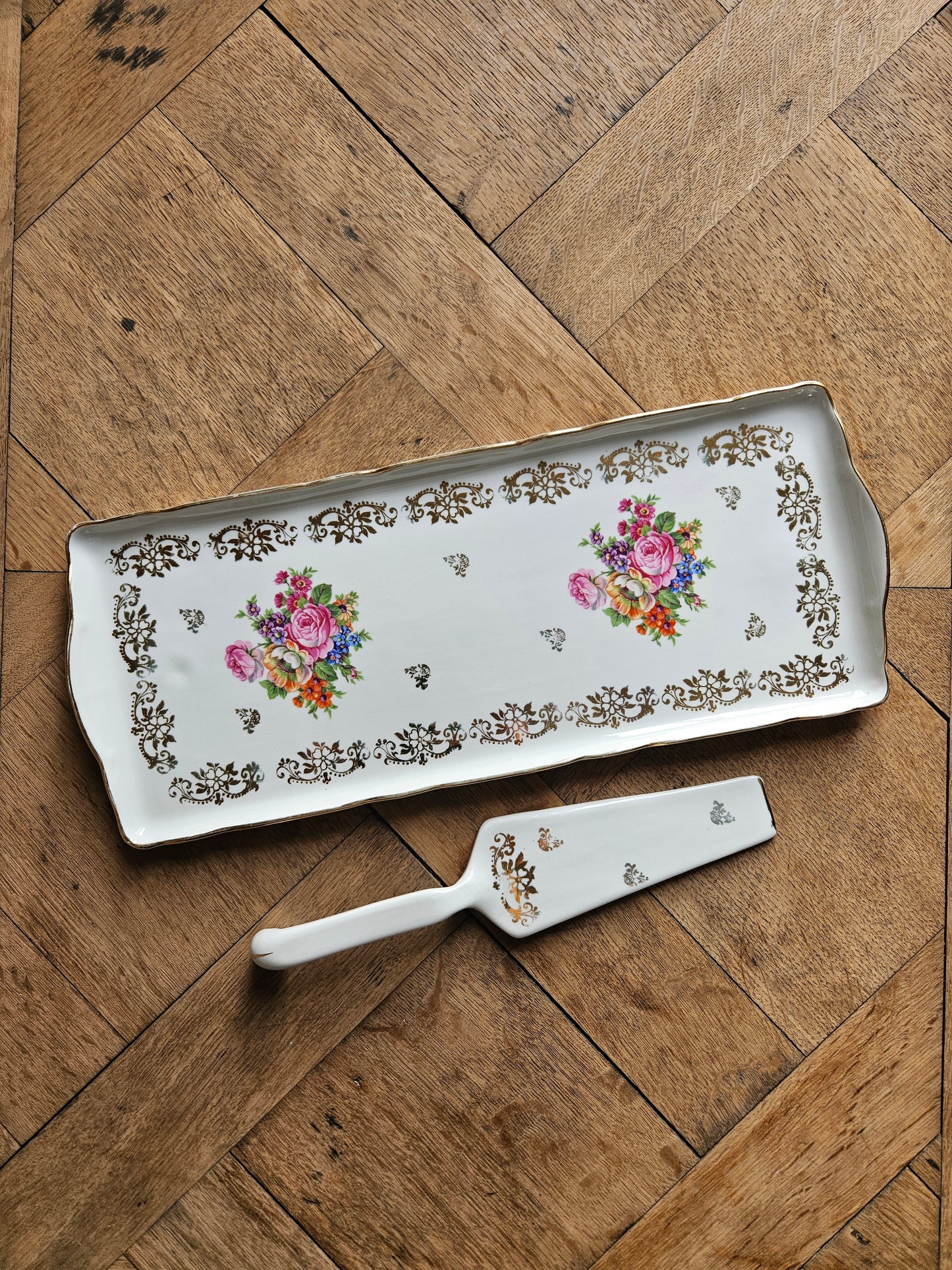 Plat à cake et sa pelle en porcelaine. Style shabby chic bouquets de fleur et dorure.
