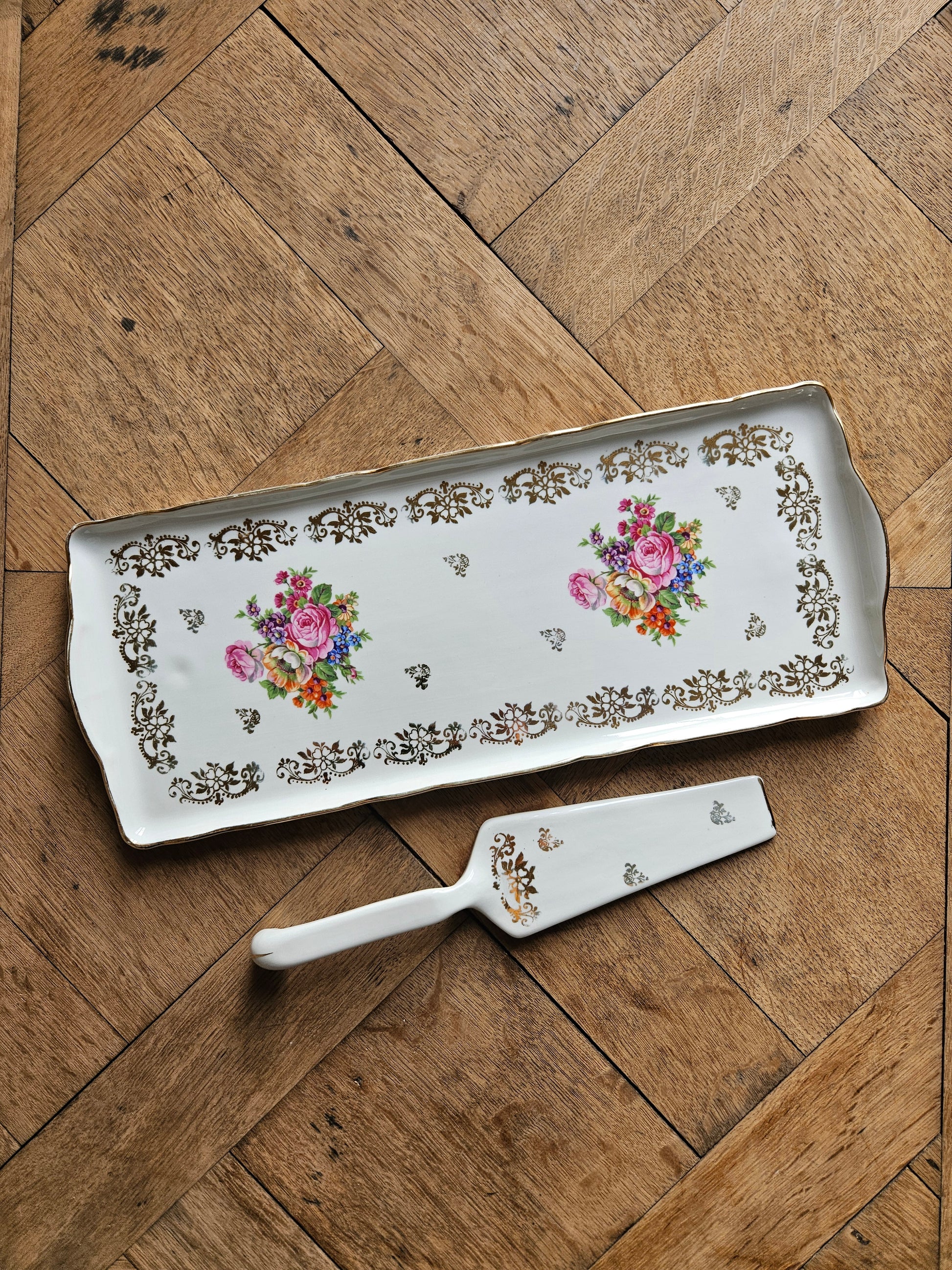 Plat à cake et sa pelle en porcelaine. Style shabby chic bouquets de fleur et dorure.