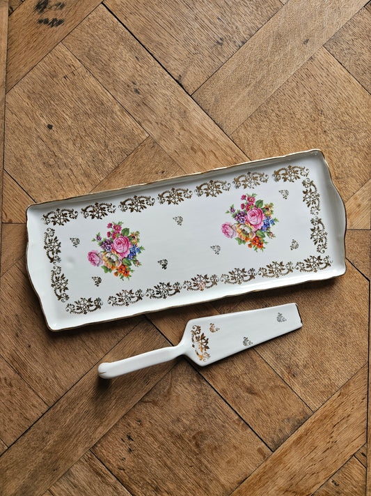Plat à cake et sa pelle en porcelaine. Style shabby chic bouquets de fleur et dorure.