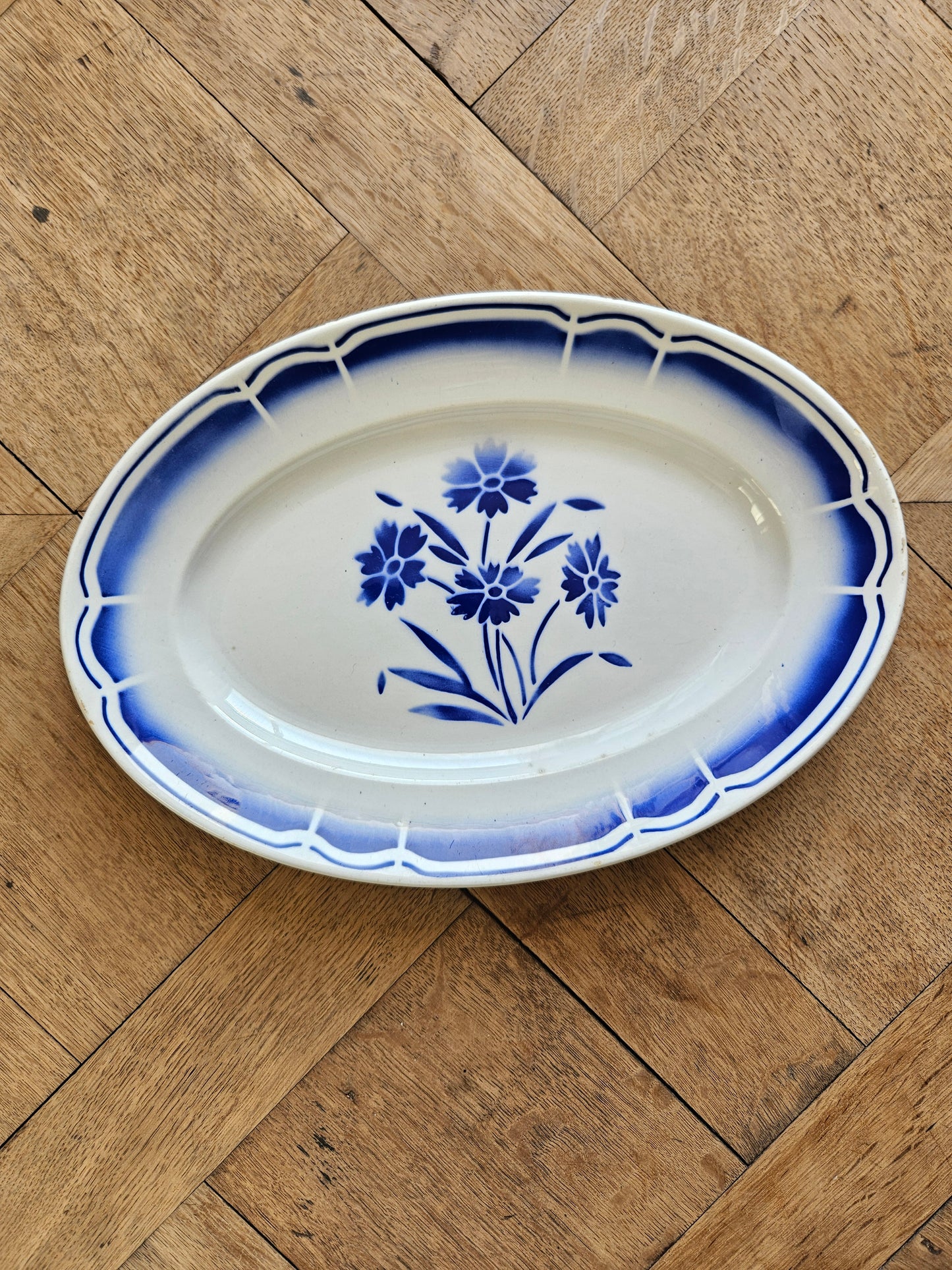 Plat ovale ancien Fenal Badonviller. Décor de fleurs bleues.