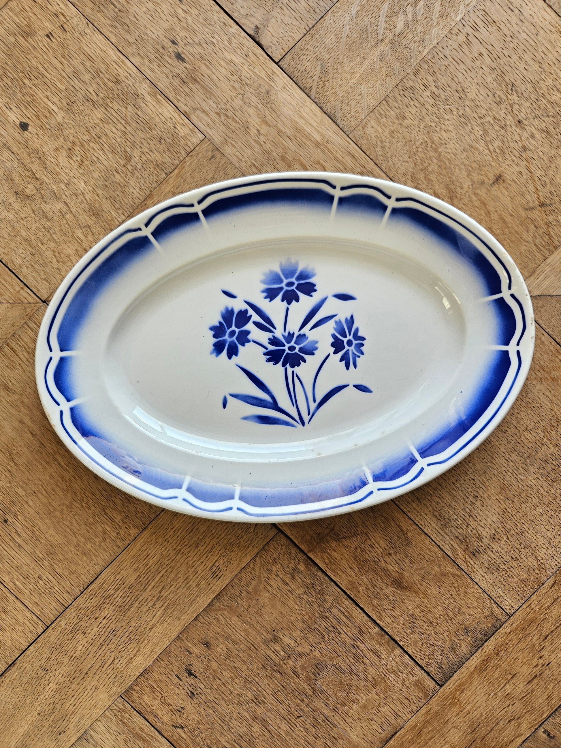 Plat ovale ancien Fenal Badonviller. Décor de fleurs bleues.
