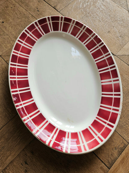 Plat ovale vintage Digoin 9611. Décor géométrique/ rayé rouge bordeaux.
