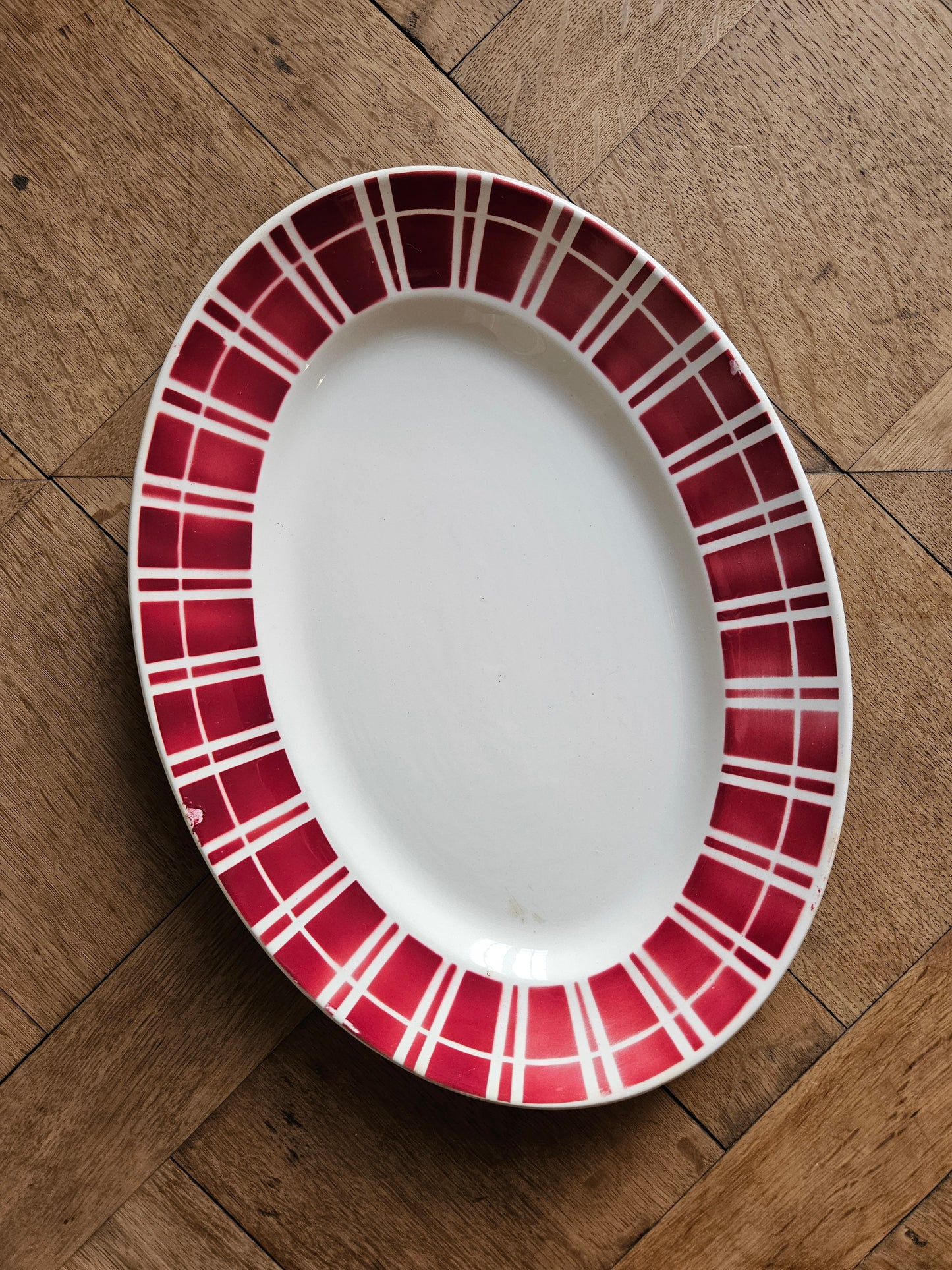 Plat ovale vintage Digoin 9611. Décor géométrique/ rayé rouge bordeaux.