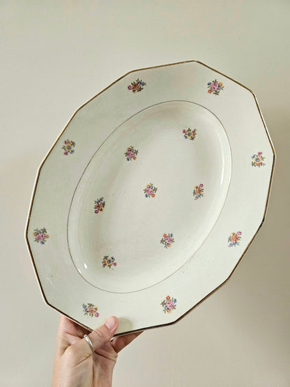 Grand plat ovale forme creuse estampille Orchies France terre de fer. Décor fleuri shabby chic.