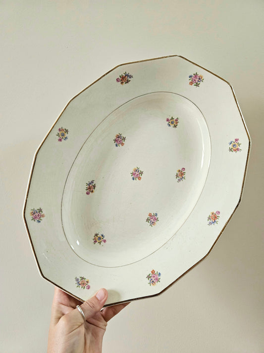 Grand plat ovale forme creuse estampille Orchies France terre de fer. Décor fleuri shabby chic.