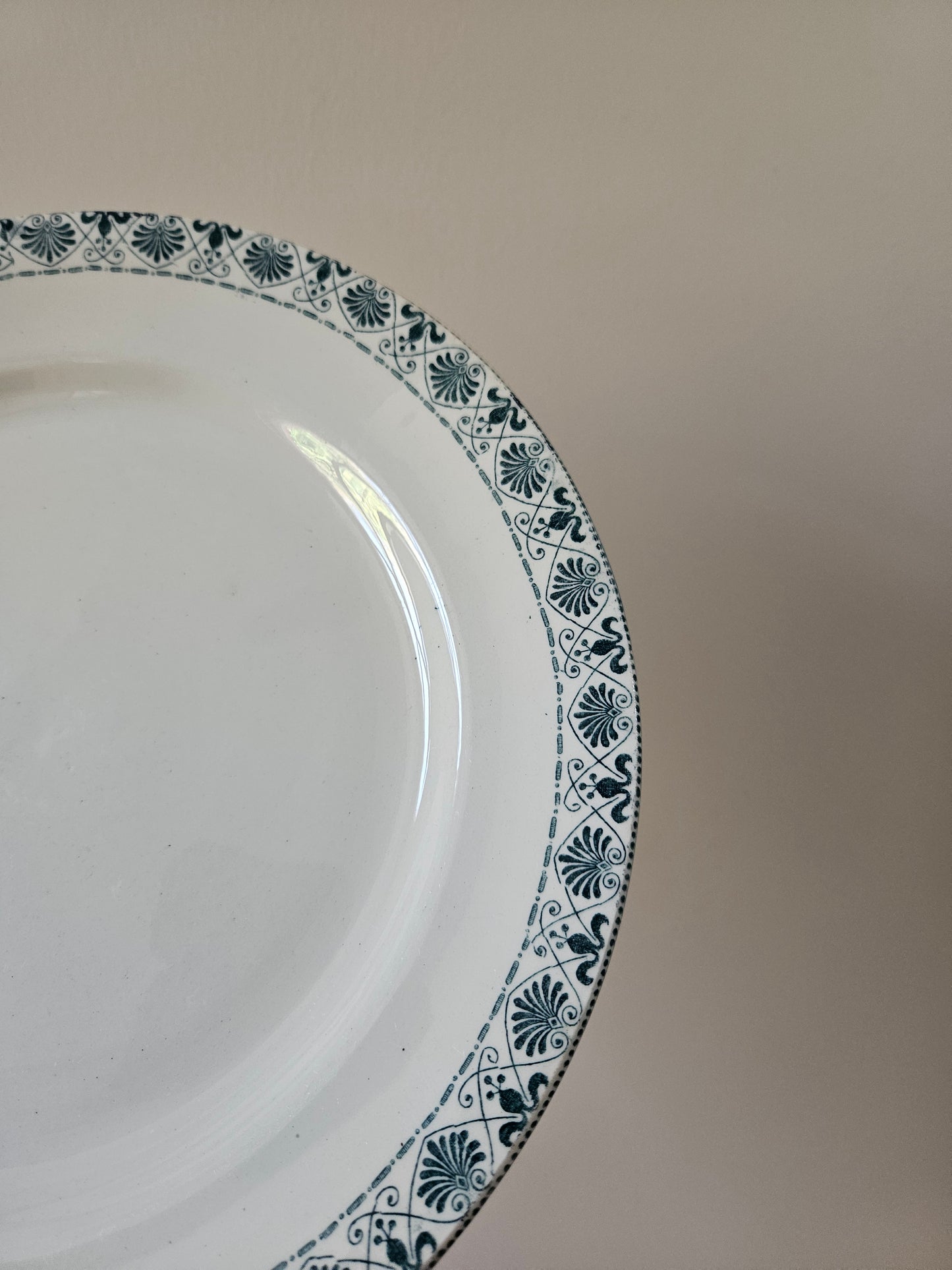 Plat rond vintage Salins, modèle Celtic. Terre de fer.