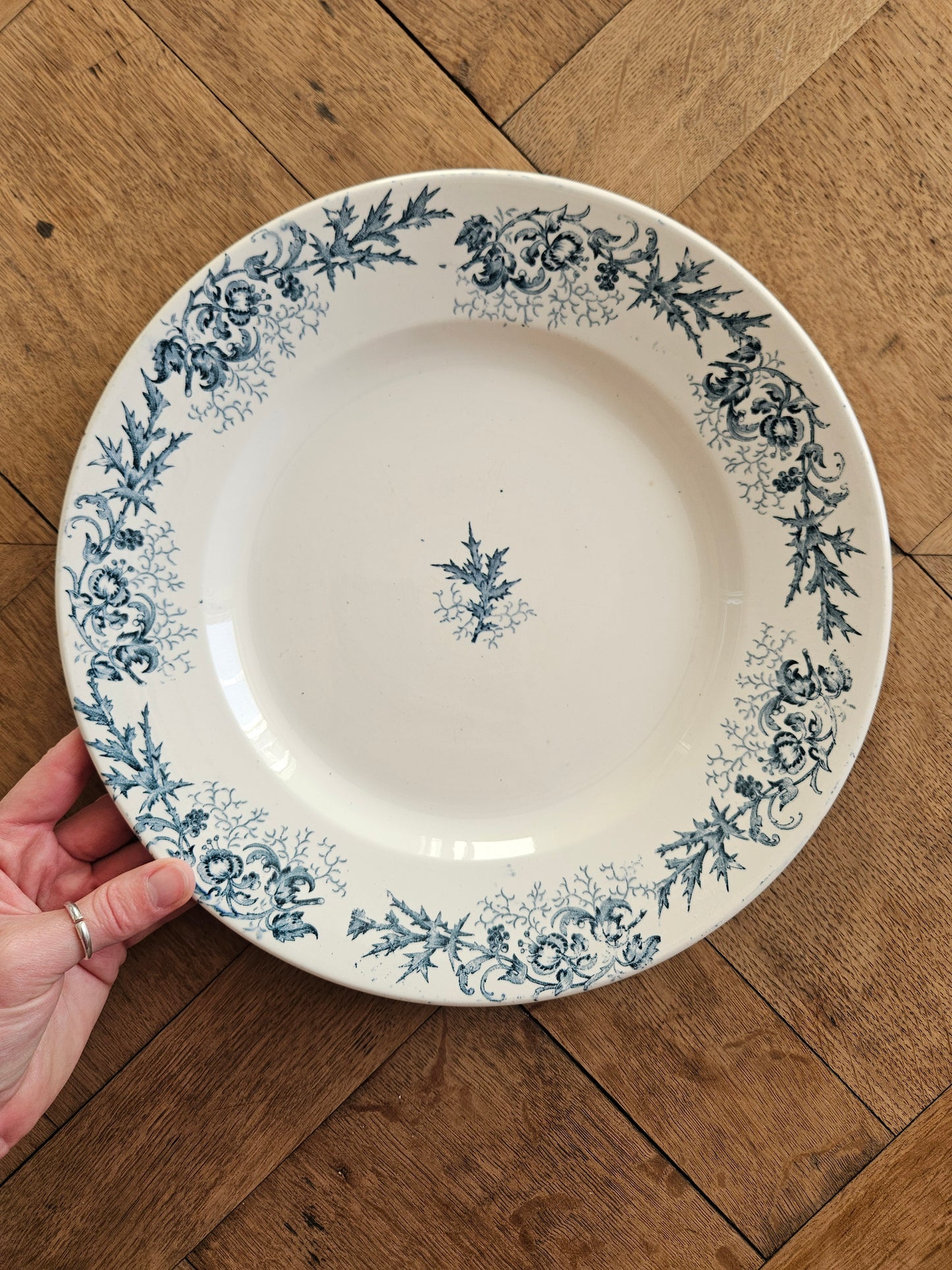 Plat rond ancien Longwy Cyrano. Terre de fer