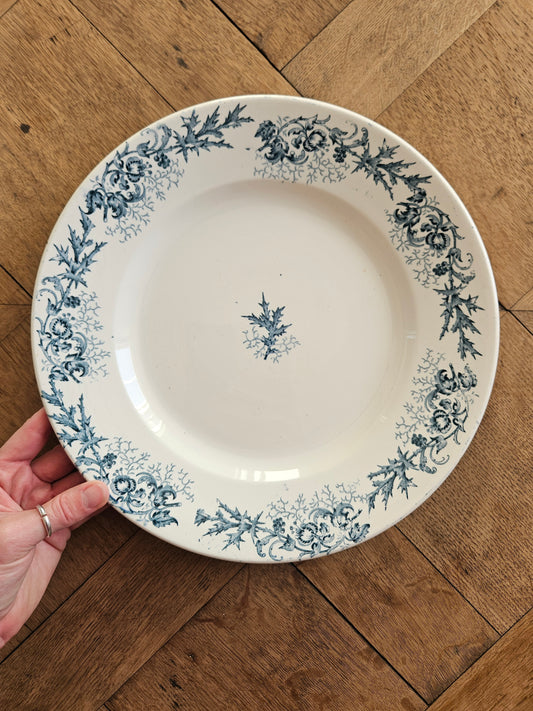 Plat rond ancien Longwy Cyrano. Terre de fer