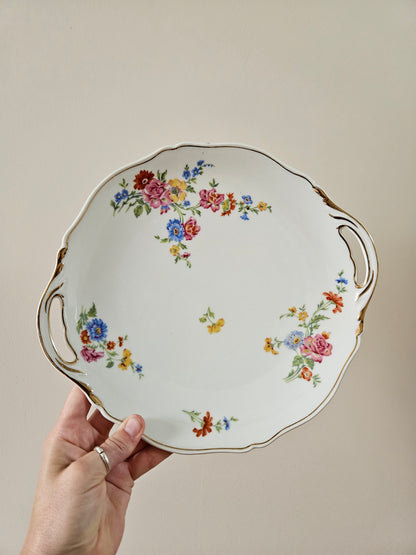 Plat à gâteau vintage au décor de bouquets de fleurs multicolores. Style shabby chic.