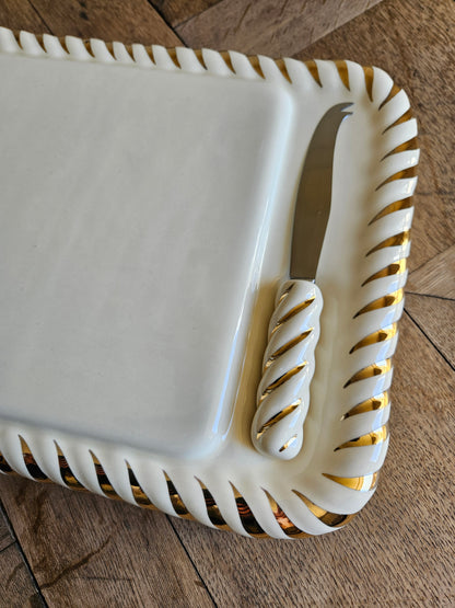 Plateau et couteau à fromage en faience couleur ivoire et dorure.