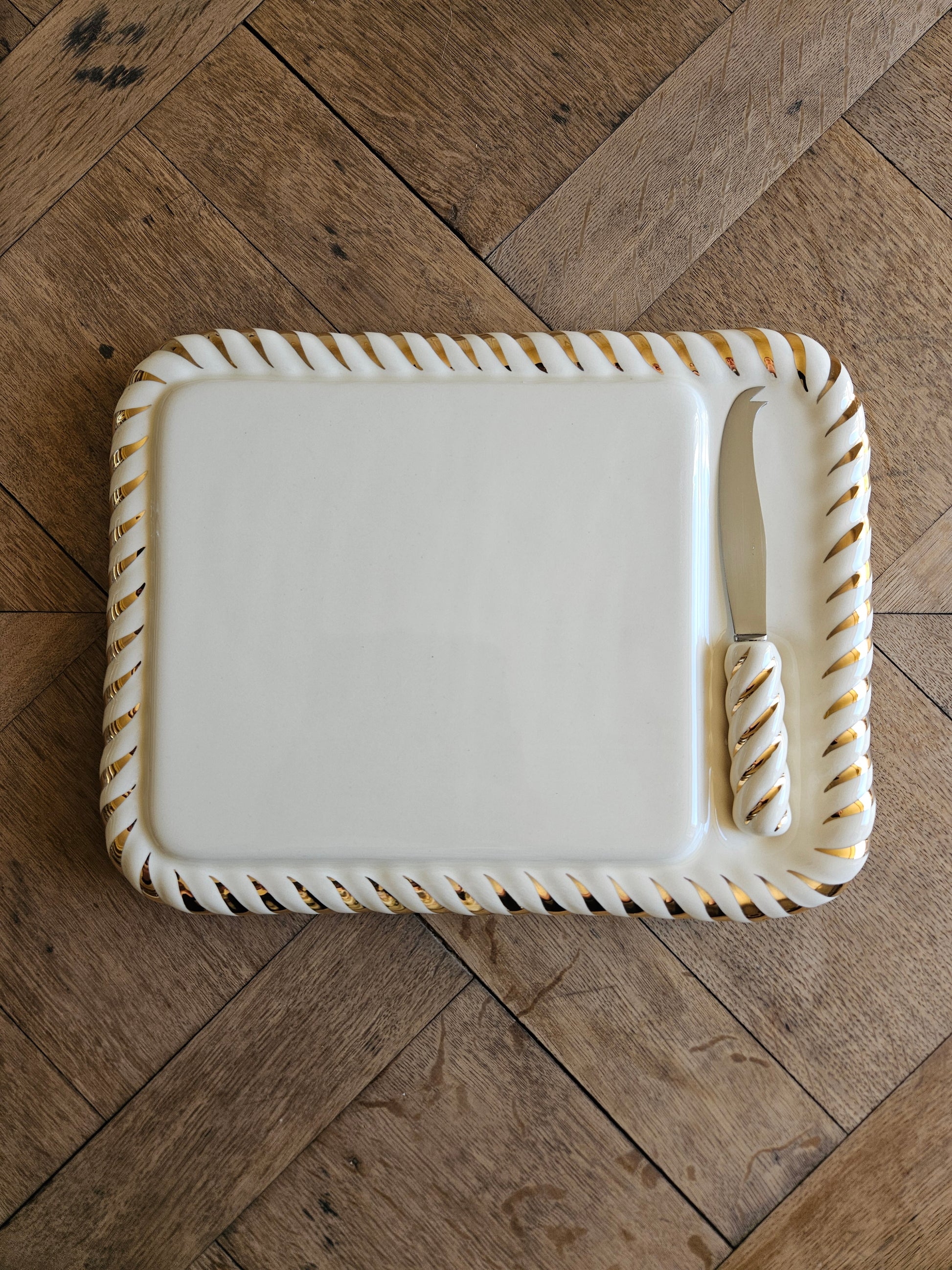 Plateau à fromage et son couteau. Faience couleur crème et dorure. Elegant et raffiné. 
