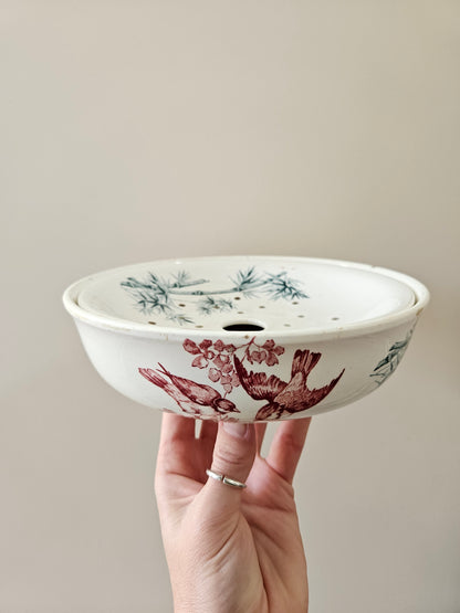 Porte éponge ancien Longwy, modèle Oiseaux.
Terre de fer. Décor rouge et vert. Oiseaux et bambous.