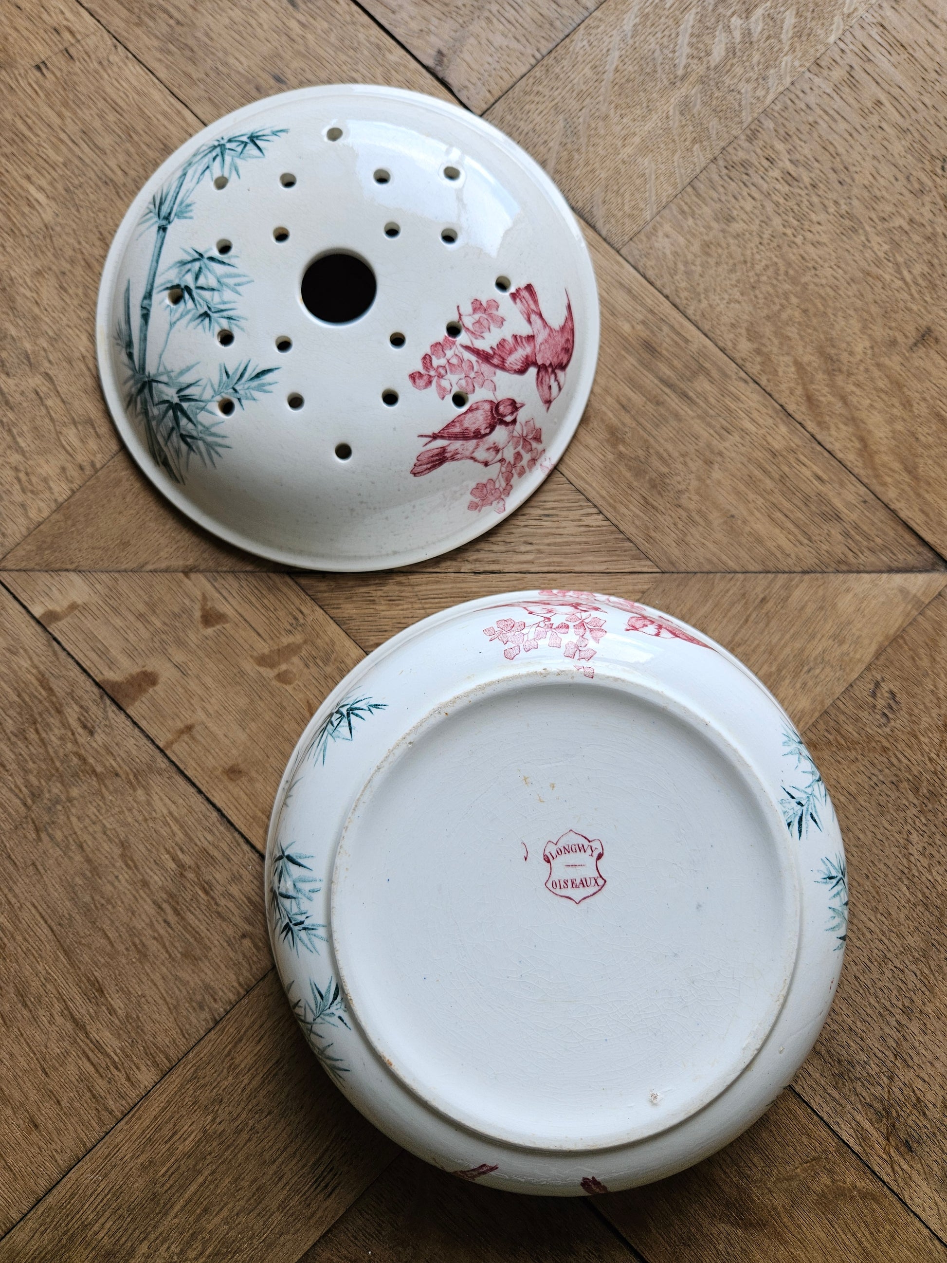 Porte éponge ou porte savon ancien Longwy, modèle Oiseaux.
Terre de fer. Décor rouge et vert. Oiseaux et bambous.