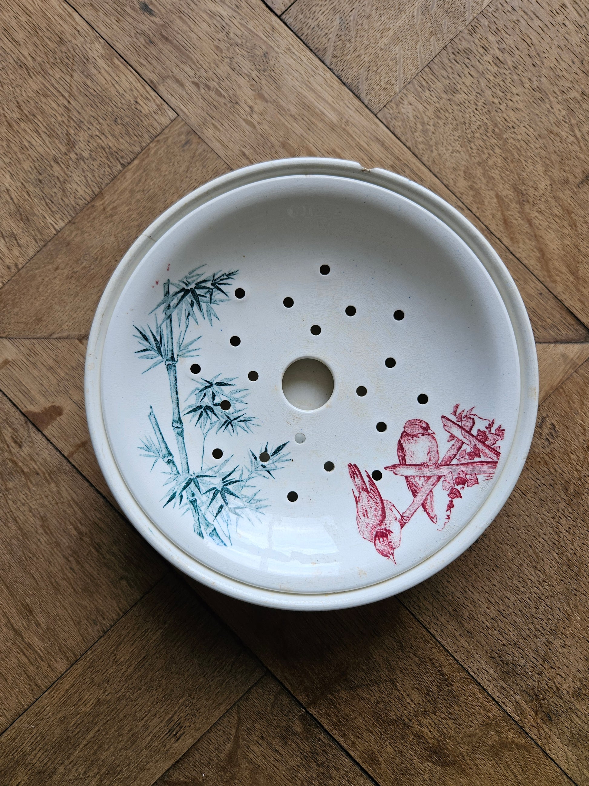 Porte éponge ou porte savon ancien Longwy, modèle Oiseaux.
Terre de fer. Décor rouge et vert. Oiseaux et bambous.