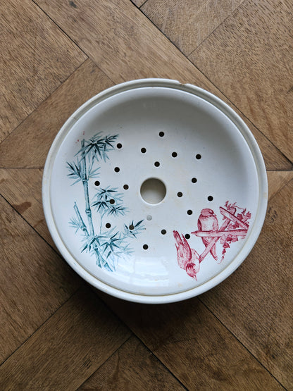 Porte éponge ou porte savon ancien Longwy, modèle Oiseaux.
Terre de fer. Décor rouge et vert. Oiseaux et bambous.