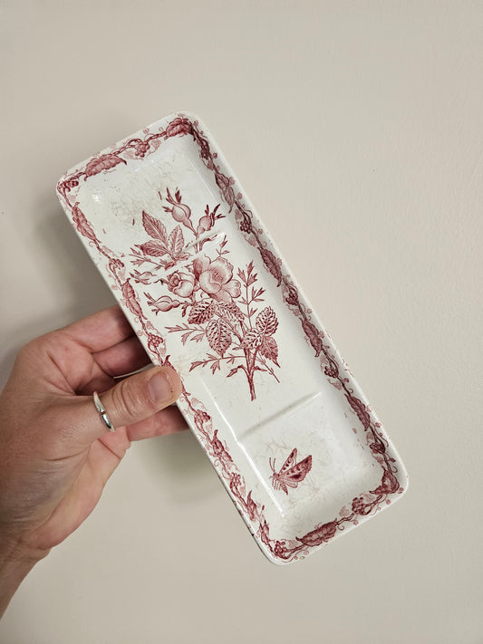 Porte peigne ancien terre de fer rose. Décor papillon et fleurs.