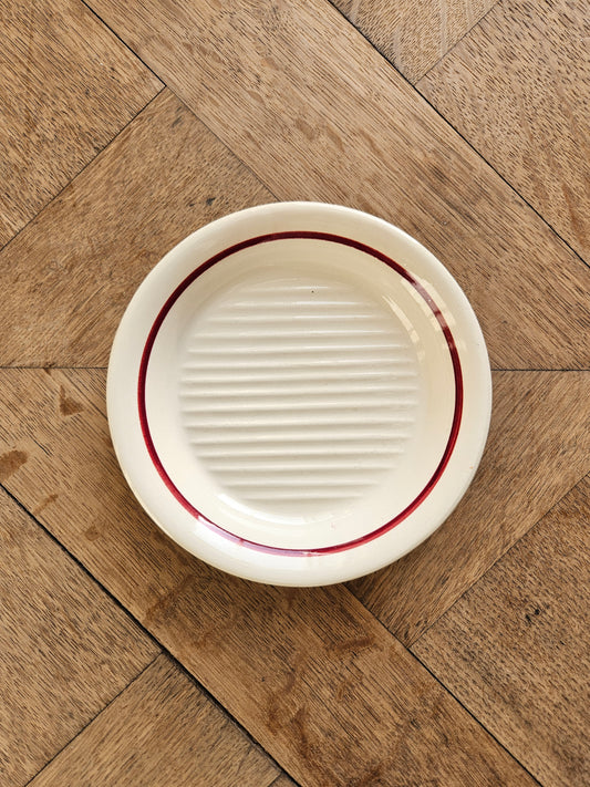 Porte savon vintage Moulin des Loups Hamage. Liseré rouge bordeaux.