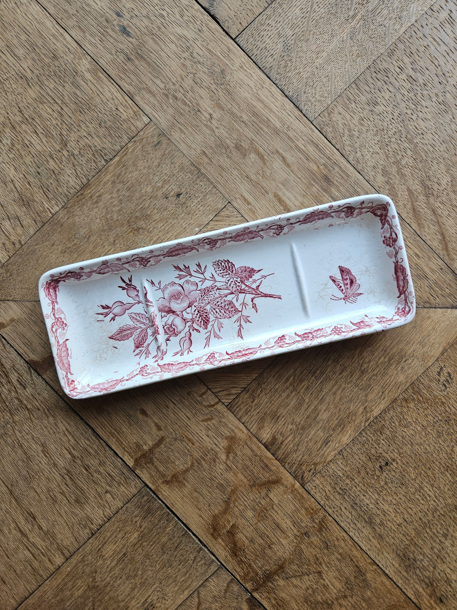 Porte savon ancien en terre de fer. Décor rose de fleurs et papillon. 